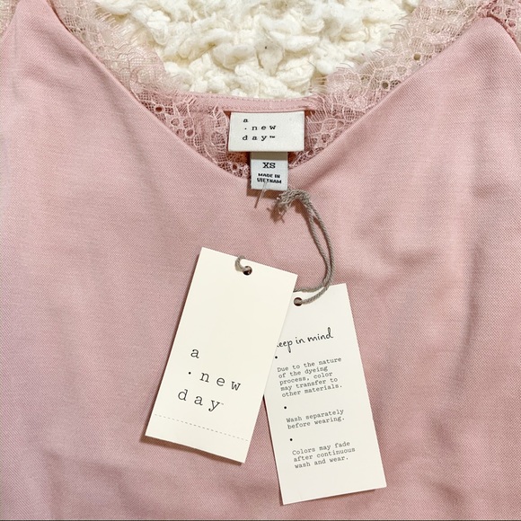 🌸 Blush Lace Trim Cami - Picture 2 of 4